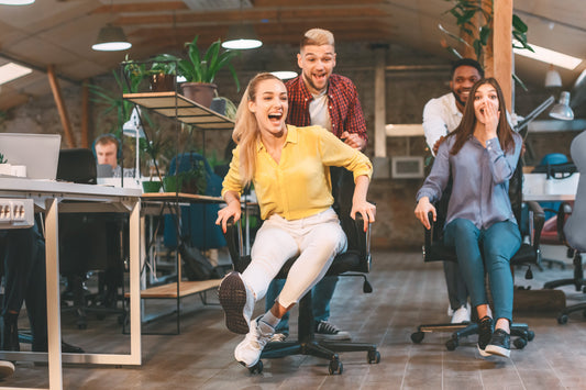 Raus aus der Sitzfalle: So bringst du Bewegung in deinen Büro-Alltag!
