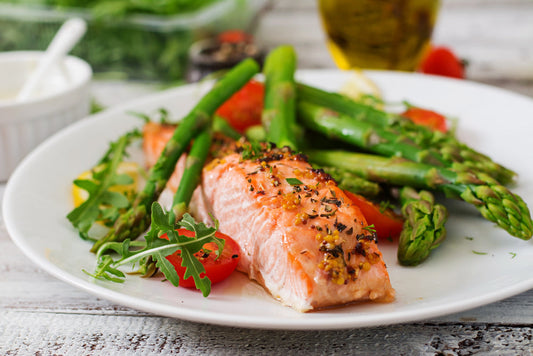 Leichter Lachs mit gedämpftem Spargel und Quinoa: Dein leichtes Abendessen für erholsame Nächte