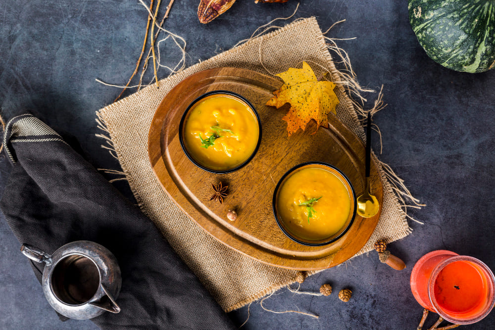 Kürbis-Süßkartoffel-Suppe mit Kürbiskernen und Salbei