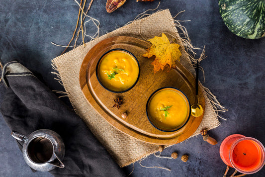 Kürbis-Süßkartoffel-Suppe mit Kürbiskernen und Salbei