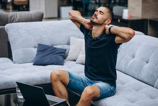 Die Couch-Falle: Wie gemütliches Entspannen auf dem Sofa dem Rücken schadet und was du ändern kannst