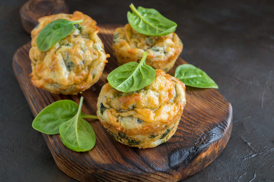 Herzhafte Rührei-Muffins mit Spinat und Feta
