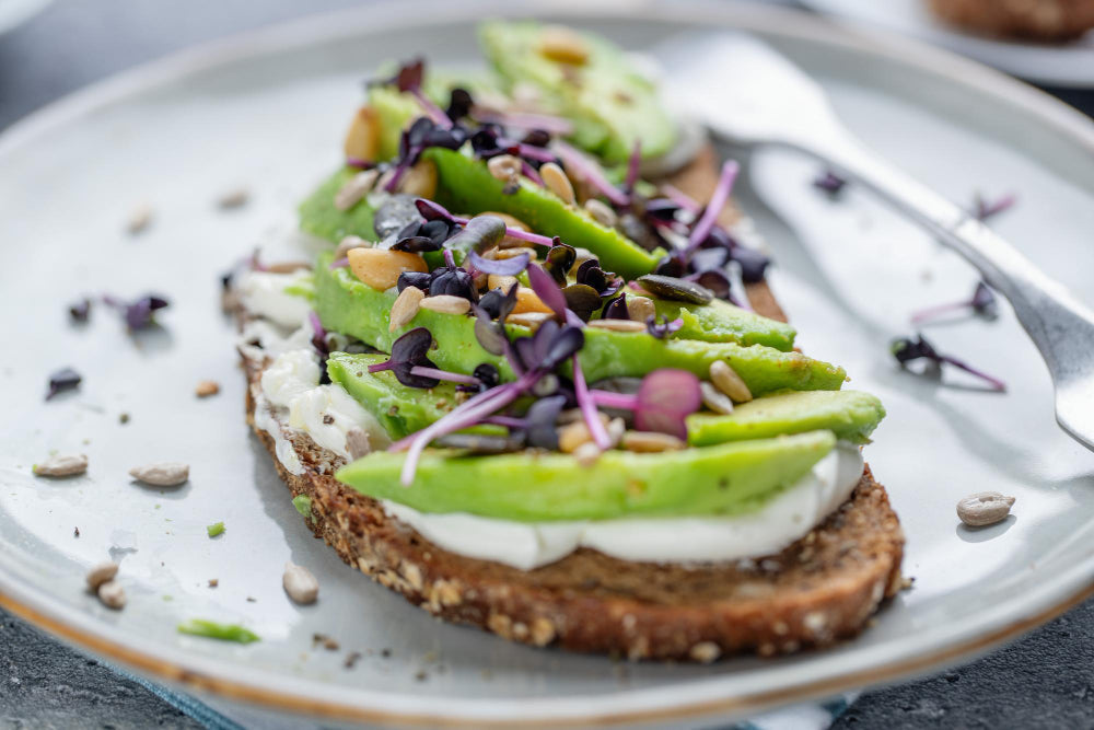 Sanfter Truthahn-Toast mit Avocado und Kräuterquark