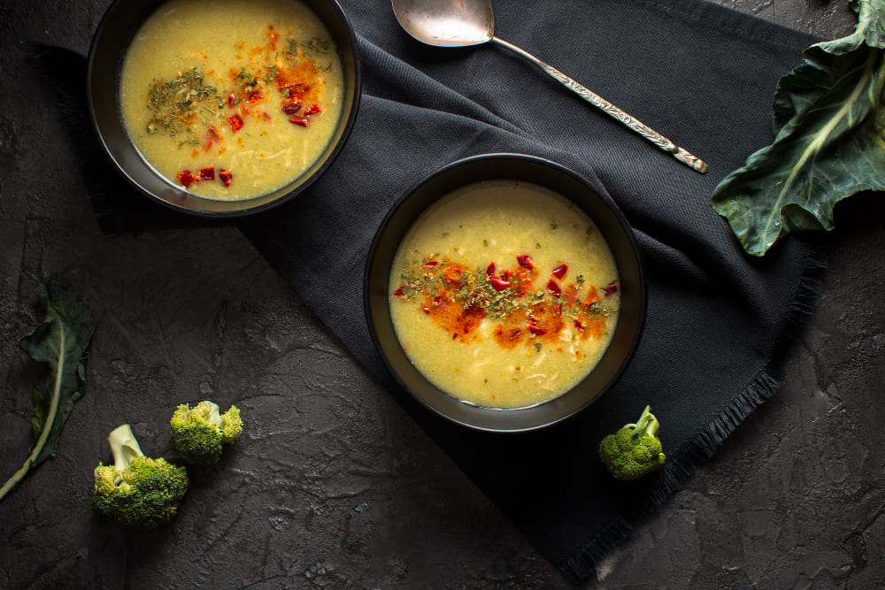 Cremige Pastinaken-Suppe mit gerösteten Mandeln und Muskatnuss