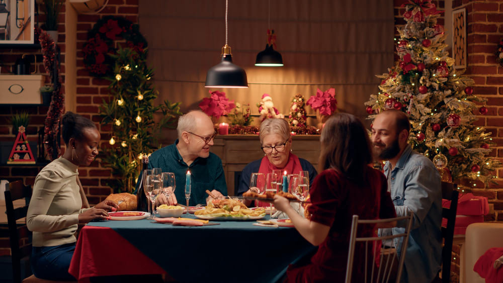 Das Festtags-Dilemma: Wie langes Sitzen beim Weihnachtsessen Rücken und Nacken belastet und wie du trotzdem aufrecht bleibst