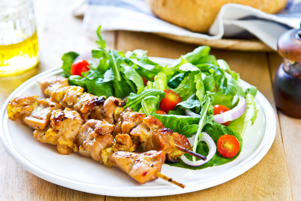 Leichte Hähnchen-Zitronen-Spieße mit Fenchel-Salat