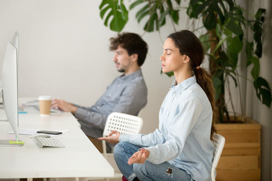 5 Minuten zur Ruhe: Meditation am Arbeitsplatz für mehr Fokus und weniger Stress